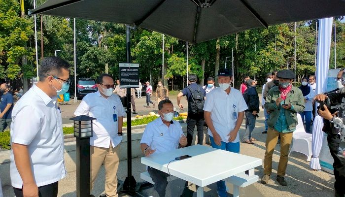 Len Industri Resmikan Saung Tenaga Surya di Lapangan Tegallega